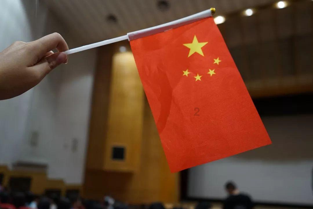 万州一居民将鞭炮丢入水道,引燃沼气掀翻井盖!该信息为谣言