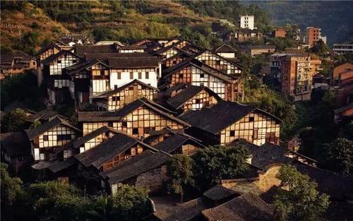 30岁章泽天伦敦被偶遇，身后跟助理气场强大，脸小人美很惊艳！